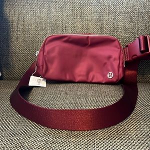 Lululemon belt bag. Maroon. Volume 1L.
